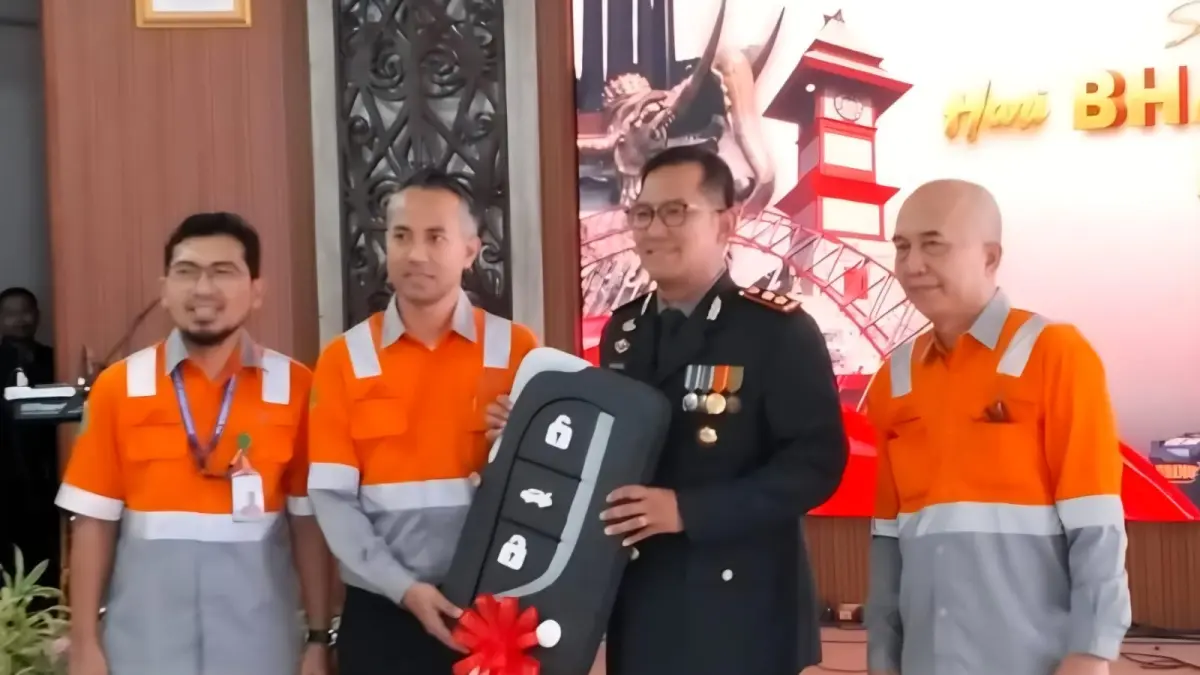 PENYERAHAN: Kapolres Kukar AKBP Khairul Basyar (dua kanan) bersama manajemen PT BSSR saat penyerahan satu unit mobil patroli di momen HUT Bhayangkara. (AKBAR/KP)

