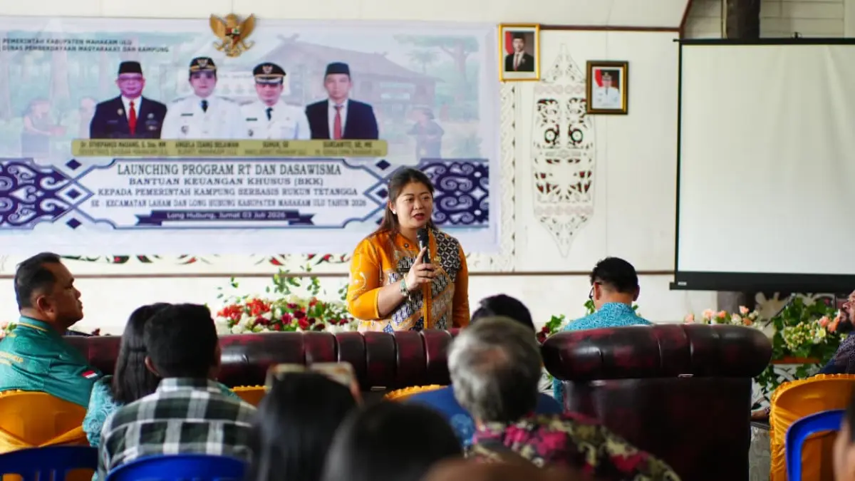 PERHATIAN: Bupati Mahulu Angela Idang Belawan saat menjawab aspirasi Kepala RT usai melaunching Program BKK RT dan Dasawisma di Balai Adat Ujoh Bilang, Jumat (3/7). JODY KRISTIANTO/KP