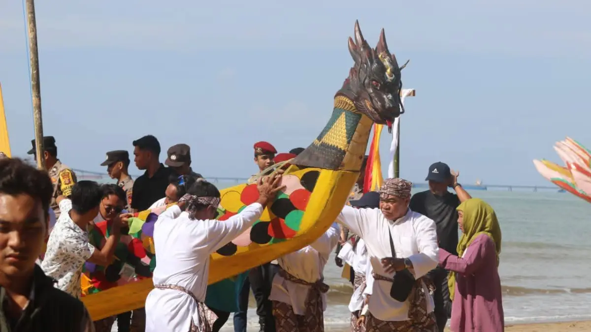 Ritual mengolor perahu naga dalam Festival Sekerat Nusantara di Pantai Sekerat, Kecamatan Bengalon, Kutim 2025 lalu. (IST)