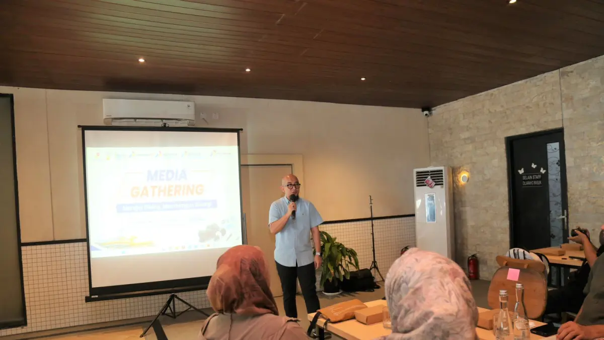 SEMANGAT: Manager Communication Relations & CID PHI Dony Indrawan memaparkan tantangan kinerja sepanjang tahun ini saat media gathering di Balikpapan, Kamis (3/7). ANGGI/KP