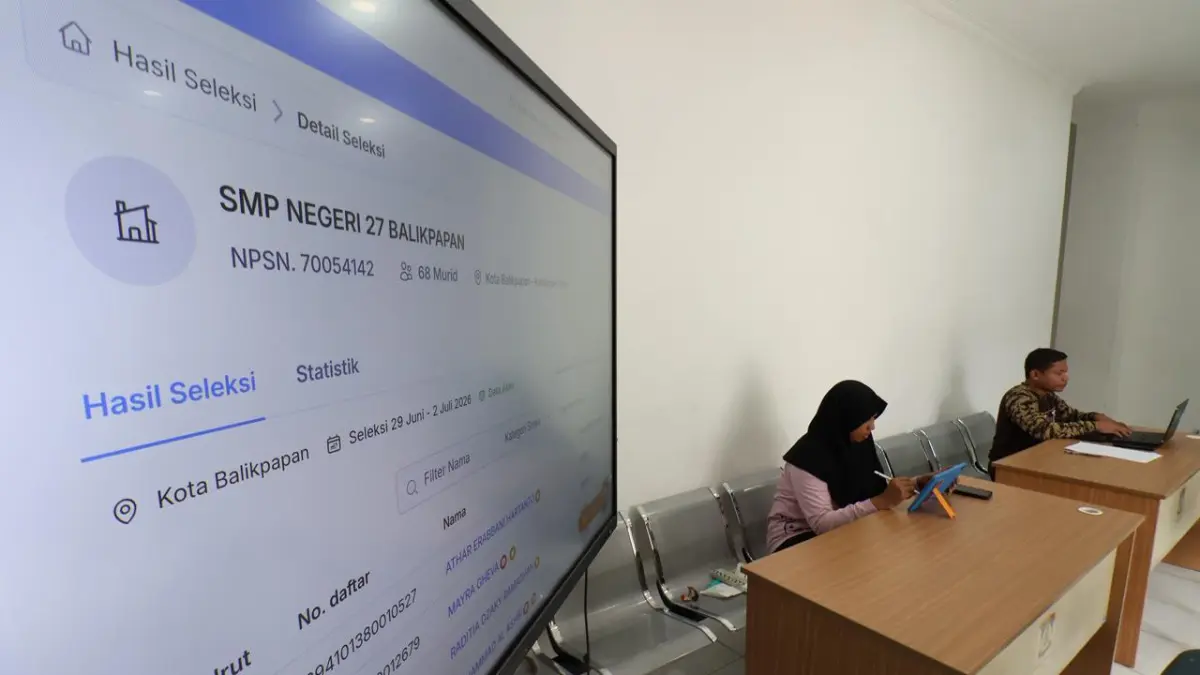 SPMB BALIKPAPAN: Suasana pengecekan hasil kelulusan SPMB Balikpapan 2026 jalur domisili, prestasi, afirmasi, dan mutasi yang diumumkan secara daring oleh Disdikbud Balikpapan, Jumat (3/7). (ANGGI PRADITHA/KP)