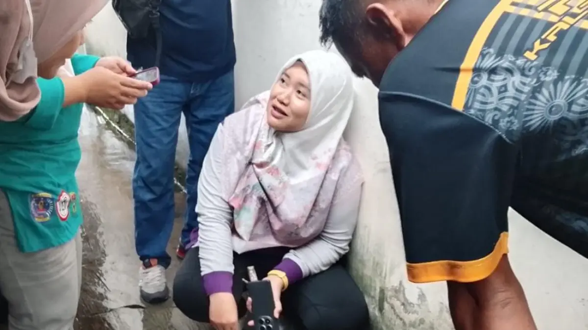 TEMUAN: Benda yang diduga janin ditemukan di teras rumah. 