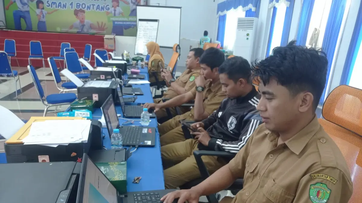 VALIDASI: Operator SPMB di SMA 1 melakukan pengecekan berkas pendaftaran calon siswa baru tahun ini. (ADIEL KUNDHARA/KP)