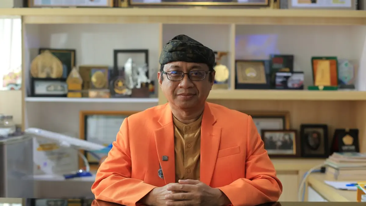 TERUS BELAJAR: Di tengah padatnya aktivitas, Isradi Zainal tetap meluangkan waktu membaca referensi, mengikuti perkembangan ilmu pengetahuan, serta memperbarui wawasan sebagai bagian dari komitmennya terhadap pembelajaran sepanjang hayat. FUAD MUHAMMAD/KP