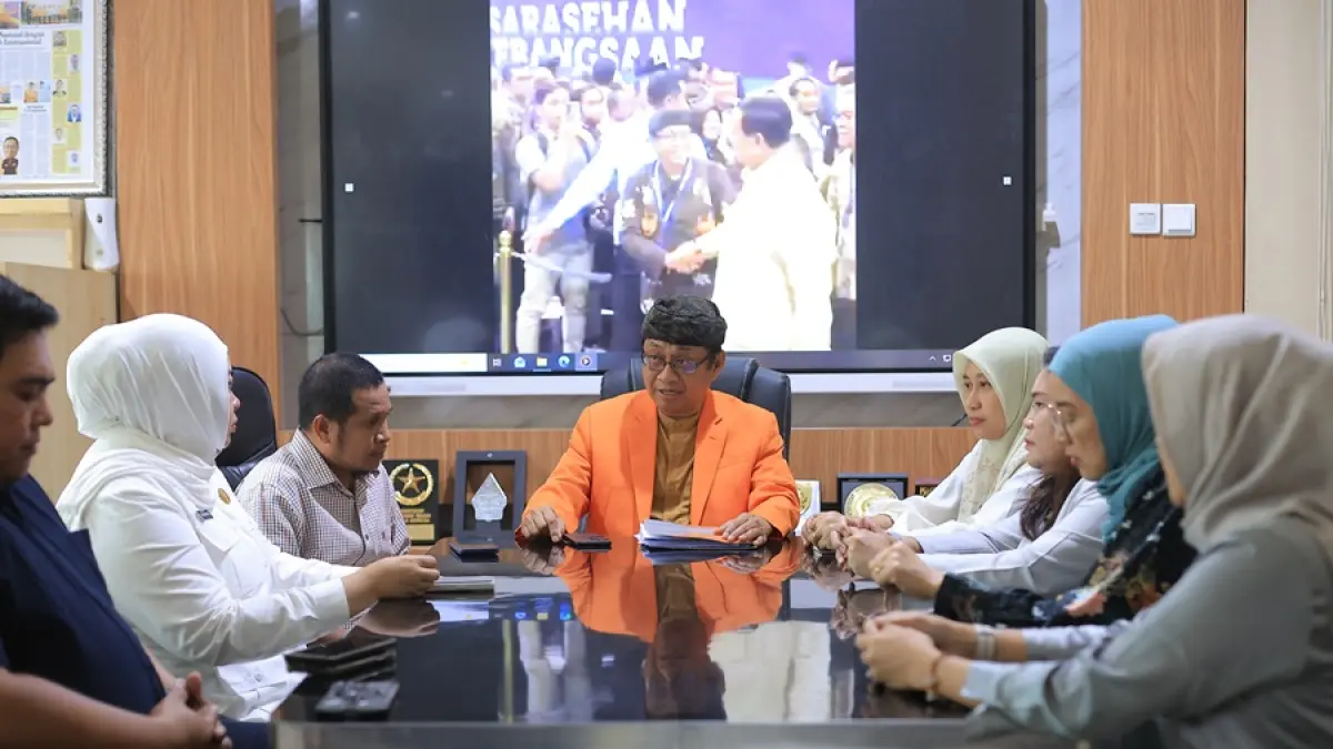 AKTIF MEMIMPIN: Rektor Universitas Balikpapan Dr Ir Isradi Zainal memulai aktivitas dengan berkoordinasi bersama jajaran pimpinan kampus. Baginya, kepemimpinan di perguruan tinggi harus mampu menghadirkan pendidikan yang selaras dengan kebutuhan dunia industri. 