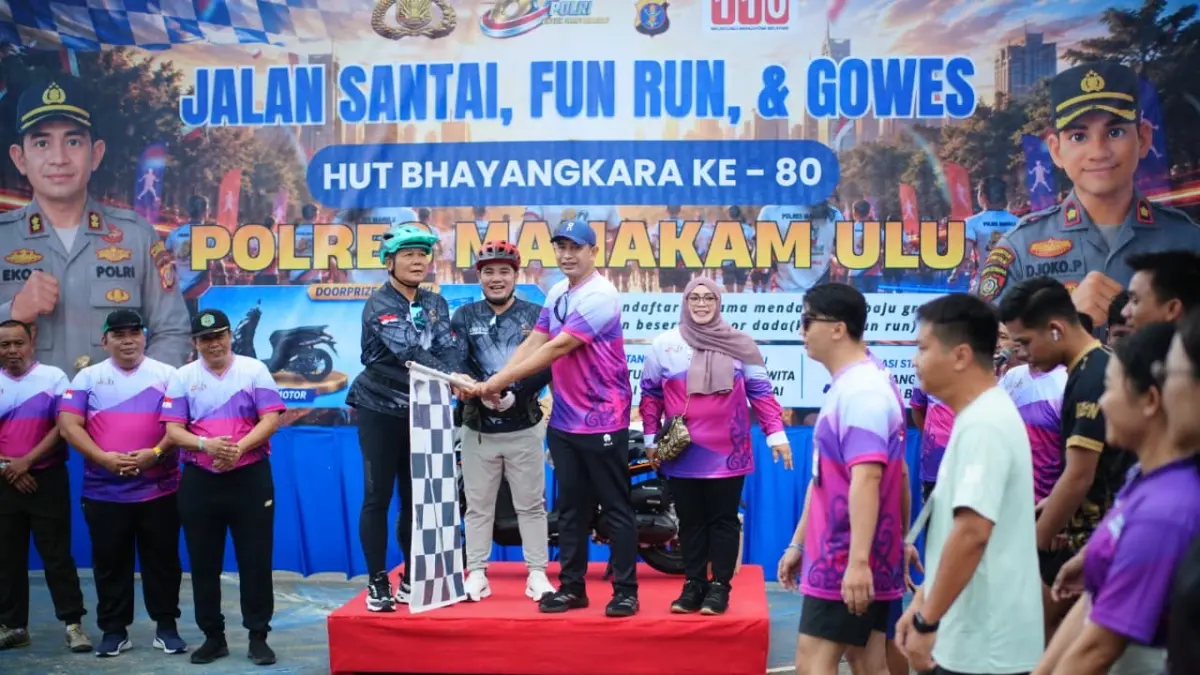 OLAHRAGA: Kapolres Mahulu AKBP Eko Alamsyah didampingi Wakil Bupati Mahulu Suhuk dan Ketua TP3D Bonifasius Belawan Geh melepas peserta Fun Run 5k di Lapangan Cor Ujoh Bilang, Sabtu (4/7). (JODY KRISTIANTO/KP)