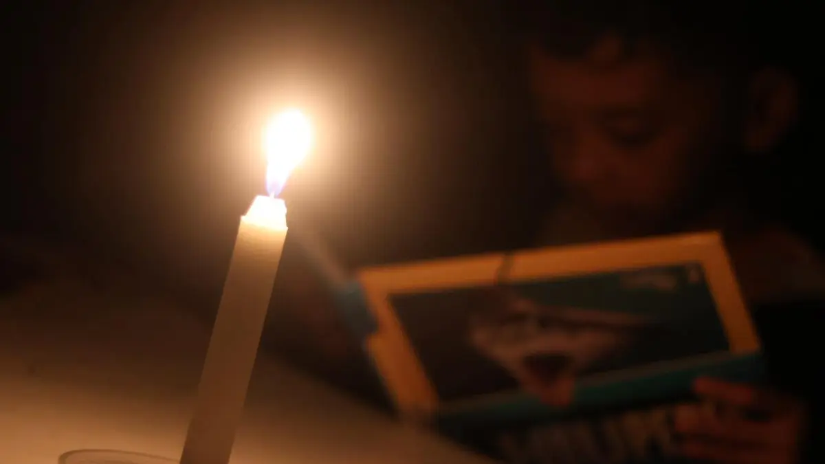 Pelajar di Balikpapan harus belajar dengan penerangan lilin karena listrik padam. (FOTO ANGGI PRADITHA/KP)