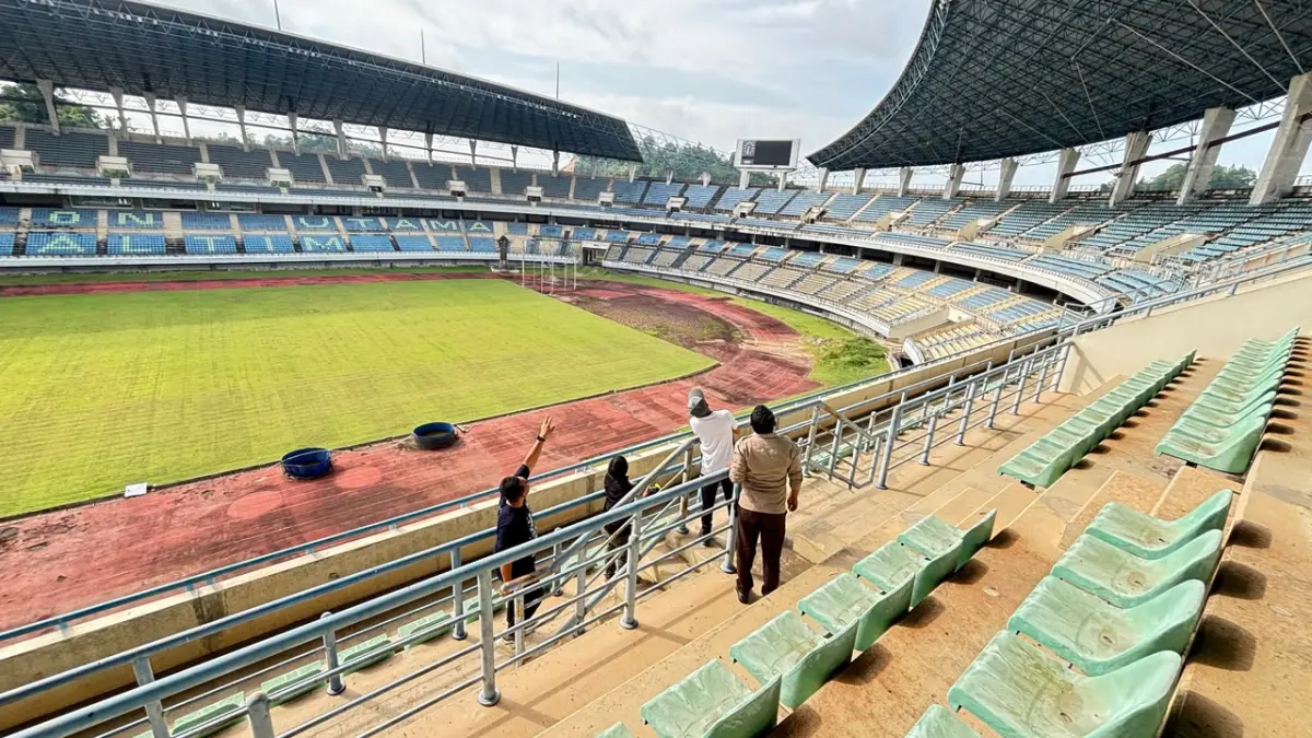 Pengecekan lampu Stadion Palaran, Samarinda.