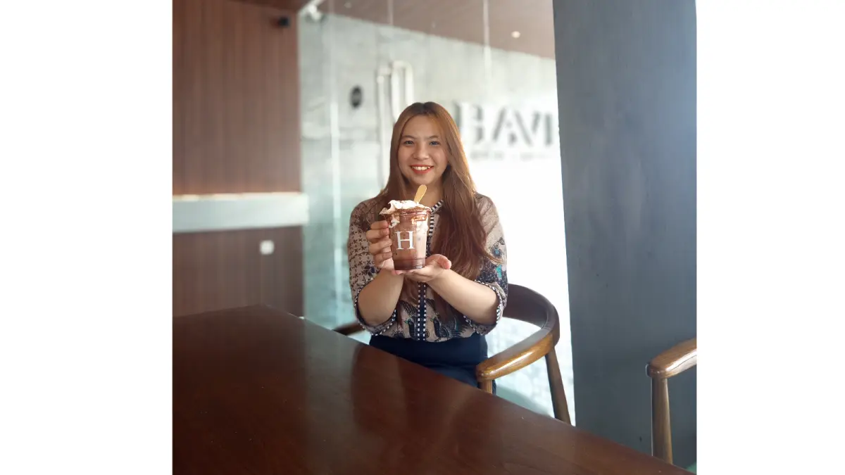 Pengunjung menikmati secangkir Coffee Einspanner di Haven Coffee Eatery Music, ICON City Hotel Samarinda, dengan cita rasa kopi berpadu lapisan krim lembut khas einspanner. (IST)