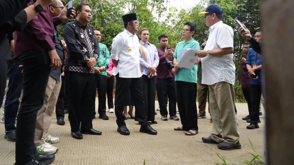 Rudy Mas’ud saat meninjau jalan poros Asa–Juaq Asa di Kecamatan Barong Tongkok, Kubar, Sabtu (4/7).