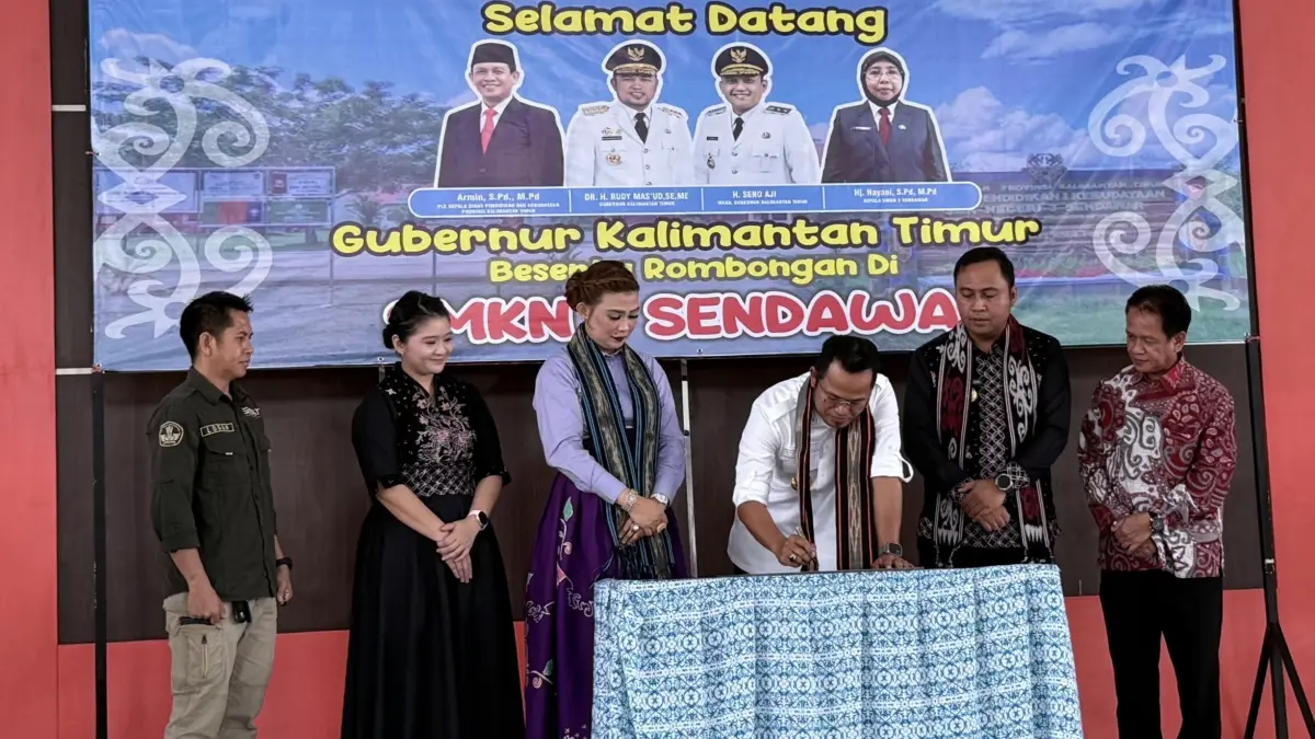 SINERGI: Peresmian Aula SMK 3 Sendawar di Ngenyan Asa oleh Gubernur Kaltim Rudy Mas’ud.
