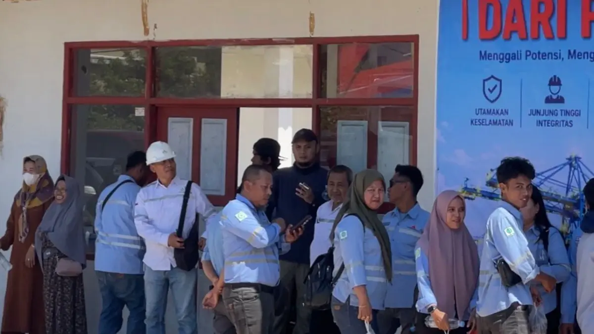 RESAH. Dampak regulasi keberadaan IKN tak hanya tentang ancaman PHK masal. Melainkan juga vendor alat berat serta industri perekonomian lokal yang terganggu. Tampak para pekerja saat mendatangi sekretariat Forum IUP IKN untuk menyampaikan aspirasinya. (RIFQI/KALTIM POST)