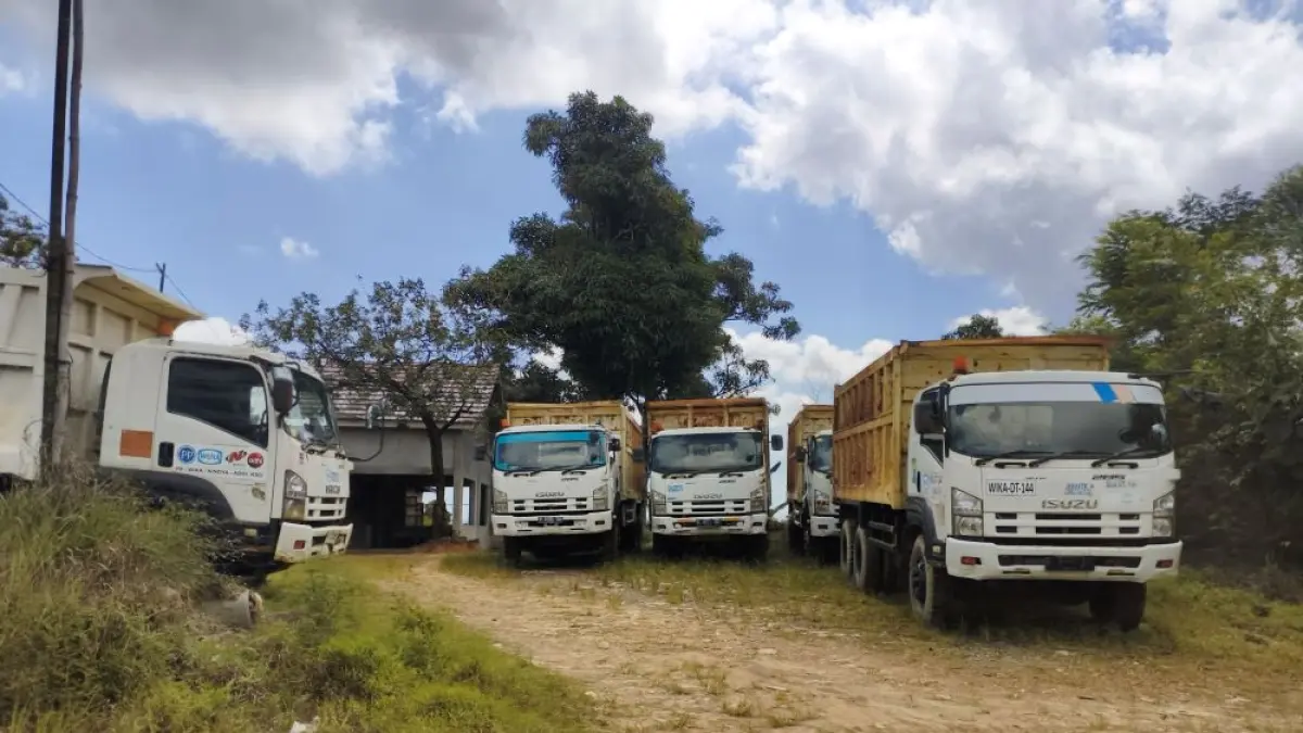 BERHENTI BEROPERASI: Deretan truk pengangkut batu bara terparkir dan tidak beroperasi di salah satu area konsesi pertambangan di kawasan lingkar IKN. Meredupnya aktivitas pertambangan akibat benturan regulasi ini mengancam kelangsungan hidup 15.080 pekerja yang mayoritas merupakan warga lokal Kaltim. (RIFQI/KALTIM POST)