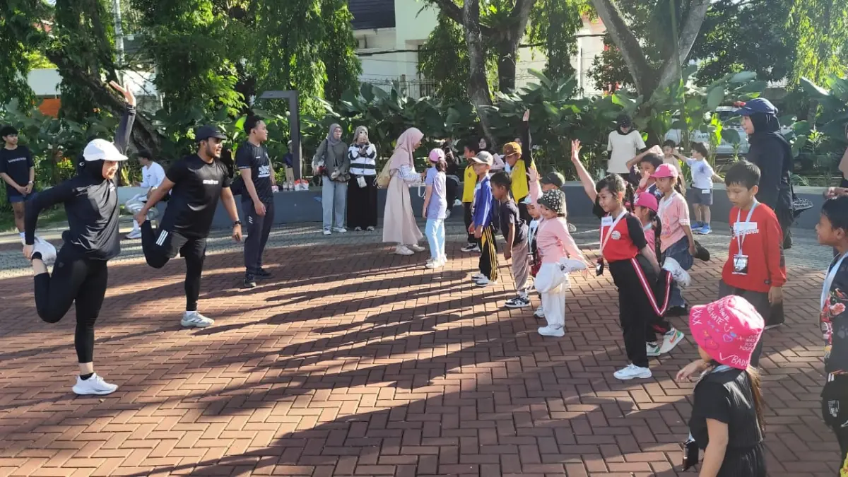 
AKTIF: Tim SMDRUN memeragakan aktivitas pendinginan pasca olahraga, diikuti anak-anak peserta kegiatan yang digagas ASN Mengajar di Taman Cerdas, Kecamatan Samarinda UIu, Minggu (5/7).
