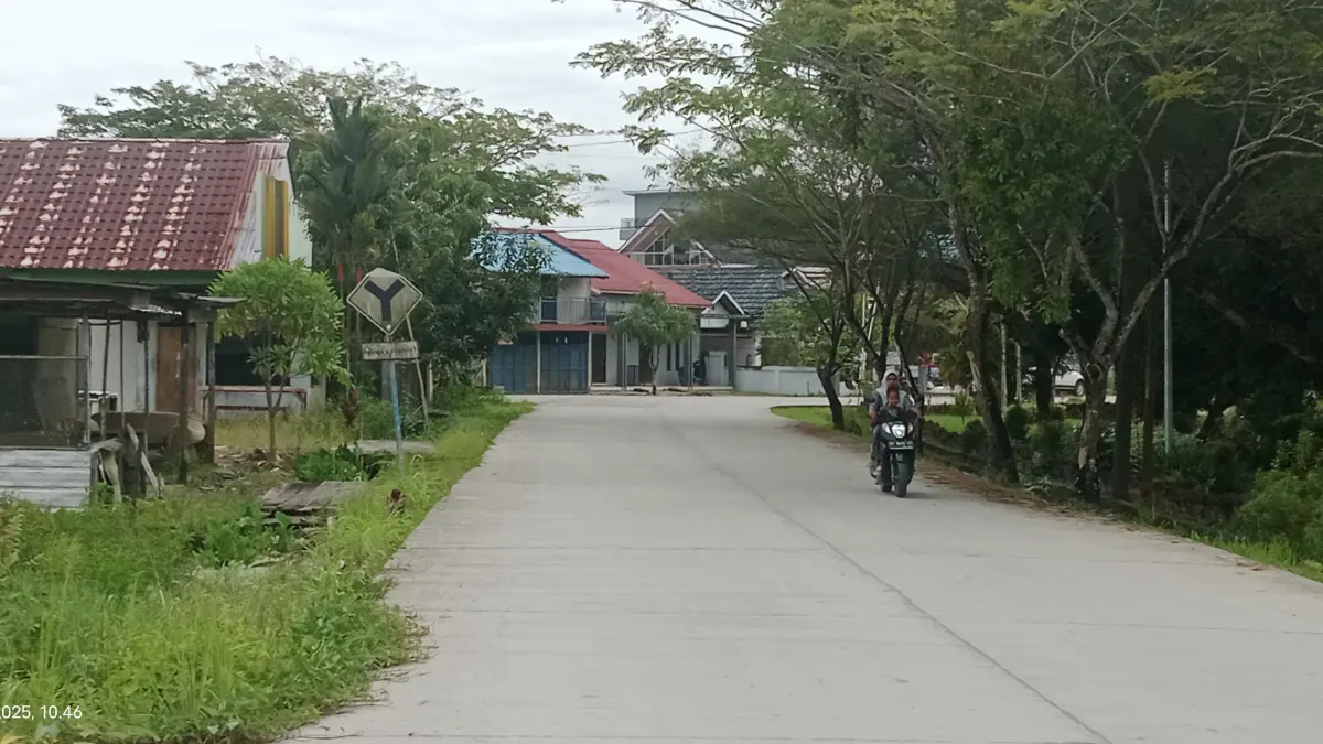 BELUM RAMPUNG: Belasan tahun Kompleks Perum Korpri Griya Mutiara Indah, Sungai Parit, Kecamatan Penajam, PPU ini menyimpan permasalahan hibah tanah yang belum rampung hingga kini.(ari arief/kp)