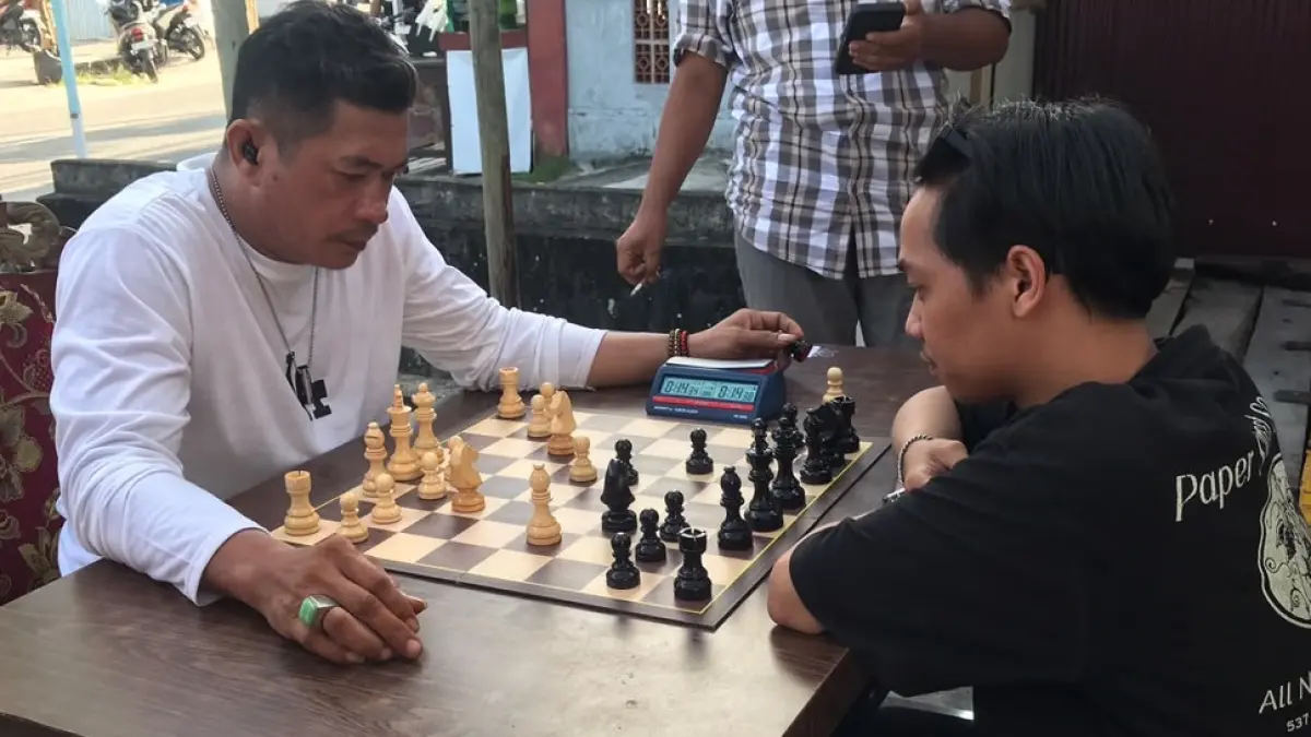 BIKIN KEJUTAN: Bermain di papan 1, Billy (kaos putih) mengukir kejutan setelah menumbangkan pecatur kuat MN Ramadhani, untuk meraih posisi ketiga pada Kejurkot Catur Balikpapan di ST3 Chess Club, Minggu (5/7/2026).

&nbsp;
