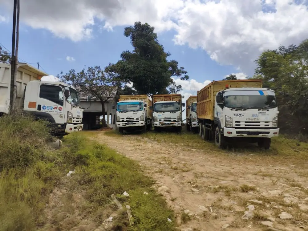 MENANTI KEPASTIAN: Deretan truk pengangkut batu bara terparkir di salah satu area konsesi pertambangan di kawasan lingkar IKN. Meredupnya aktivitas pertambangan akibat benturan regulasi ini mengancam kelangsungan hidup 15.080 pekerja yang mayoritas merupakan warga lokal Kaltim. (RIFQI/KALTIM POST)