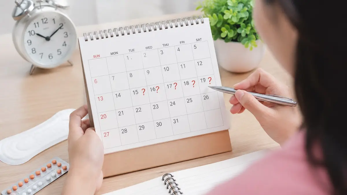 Ilustrasi perempuan memantau kalender menstruasi. Penyebab telat haid tidak selalu karena kehamilan.