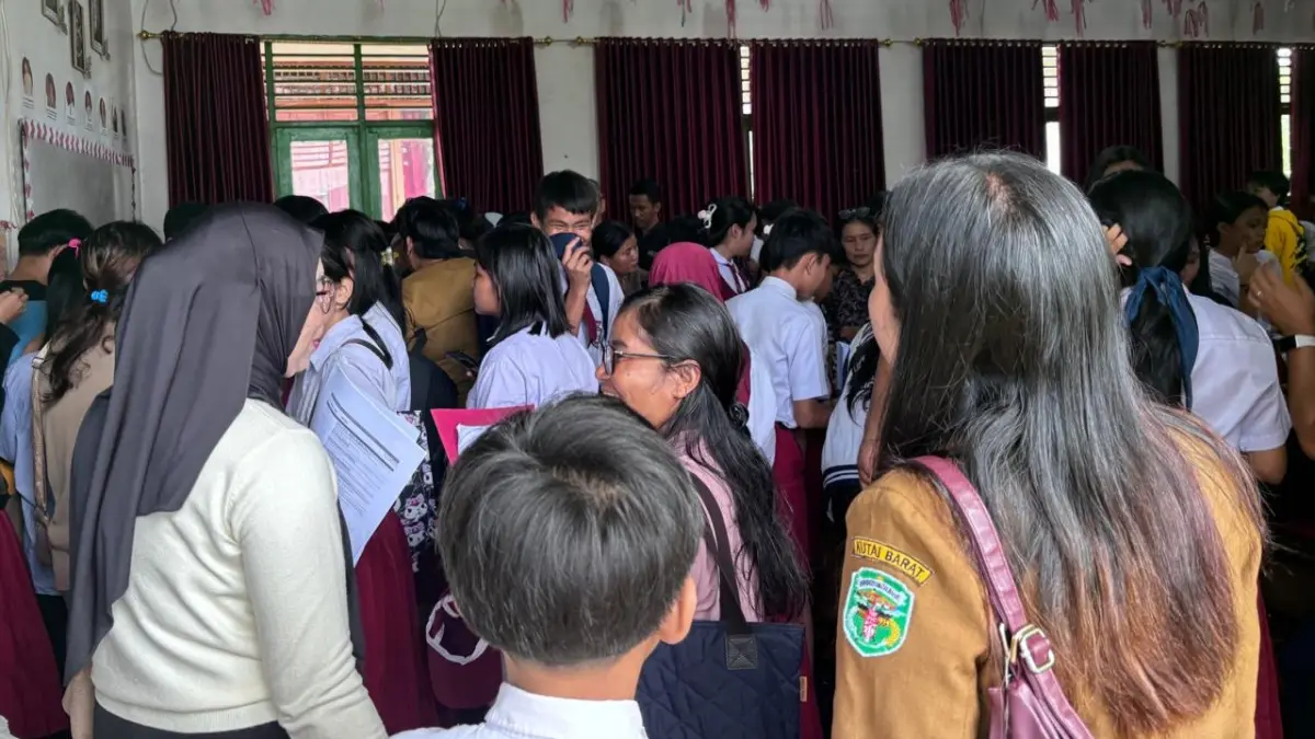 PADAT: Suasana pelaksanaan penerimaan siswa baru di SMPN 1 Barong Tongkok yang dipadati orangtua dan calon peserta didik.