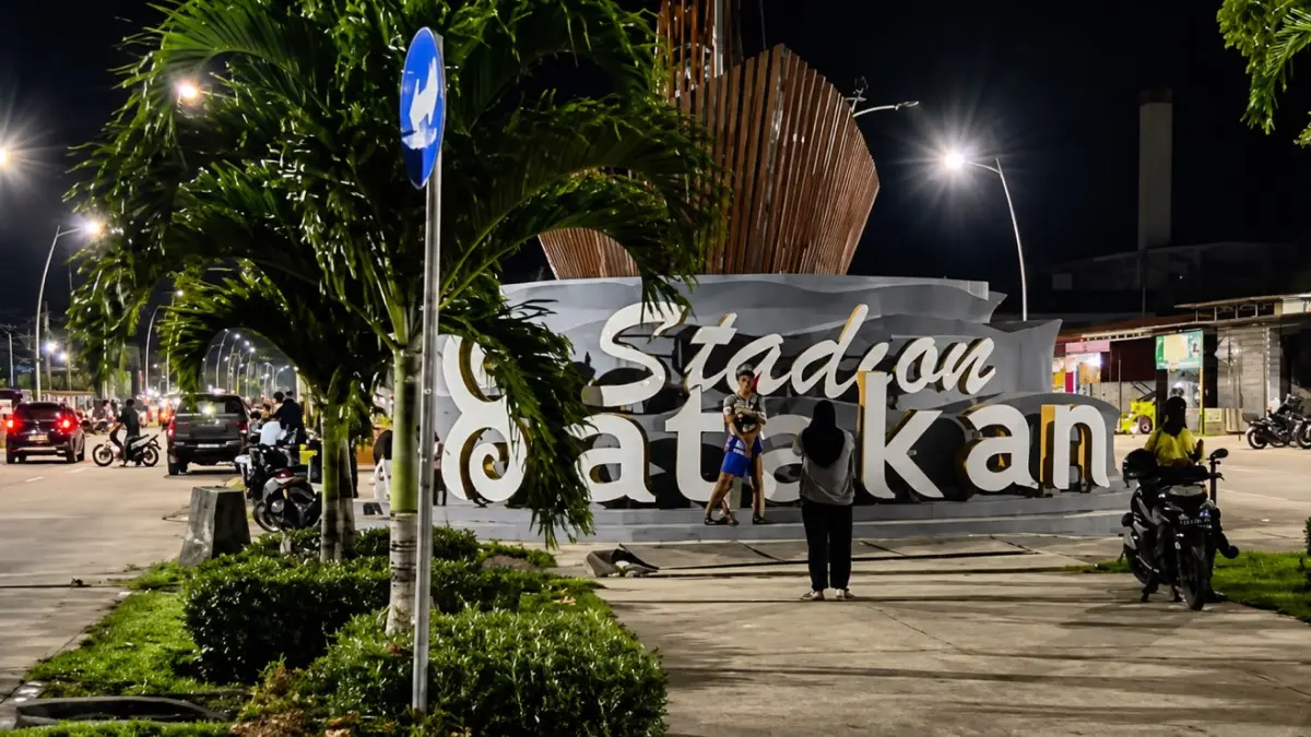 PENGUNJUNG: Meski tanpa pertandingan, kawasan Stadion Batakan kini banyak diramaikan kunjungan masyarakat utamanya saat akhir pekan. (NURON SETYA WIJAYA/KP)
