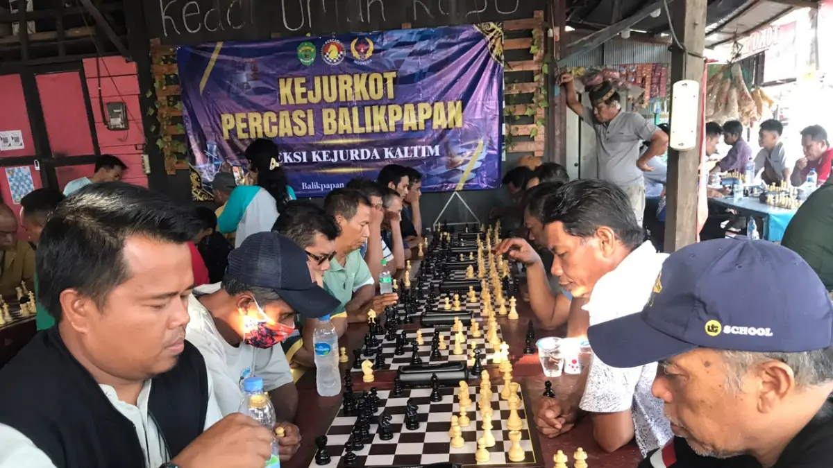 Peserta mengikuti pertandingan catur cepat dalam Kejuaraan Kota Percasi Balikpapan di Jalan Indrakila, Balikpapan Utara, Minggu (5/7/2026). (M TAUFIK/KALTIM POST)