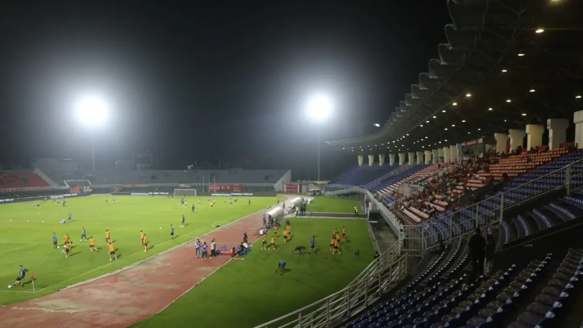 Stadion Segiri Samarinda mengejar standar pencahayaan yang dibutuhkan dalam kompetisi Super League dan syarat dari Asian Football Confederation (AFC) pada 2026. (RAMA SITOHANG/KP)