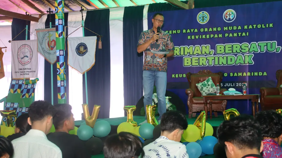 TEMU RAYA OMK: Kapolres PPU, AKBP Andreas Alek Danantara saat menyampaikan pesan utama pada kegiatan Temu Raya Orang Muda Katolik (OMK) Kevikepan Pantai 2026 di Gereja Katolik Santa Maria Fatima, Sabtu.(humas polres ppu)
