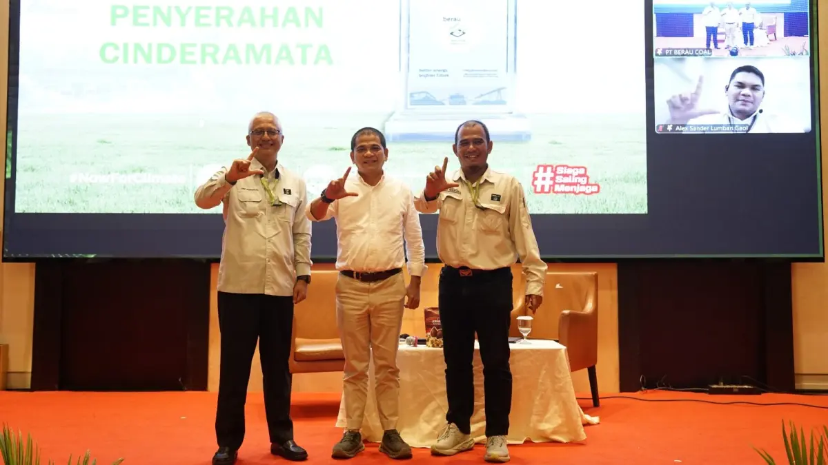Direktur Operasional dan HSE PT Berau Coal Arief Widhartono (kiri), Direktur Pengendalian Kerusakan Lahan Kementerian Lingkungan Hidup Dr. Ardhi Yusuf, S.Hut., M.Agr (tengah), dan Kepala Teknik Tambang PT Berau Coal Feri Indrayana mengikuti bimbingan teknis penutupan rangkaian peringatan Hari Lingkungan Hidup PT Berau Coal. (IST)