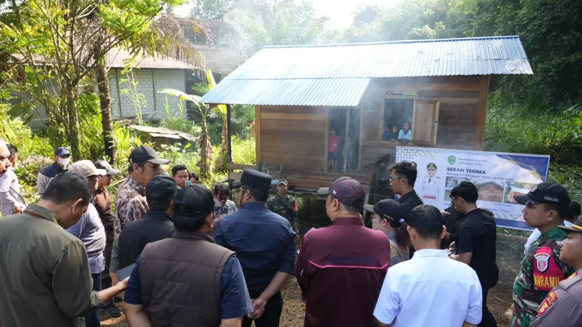 Penyerahan simbolis program RTLH Pemprov Kaltim di Kutai Barat. Menanggapi keluhan warga terkait minimnya fasilitas sanitasi, Pemprov Kaltim berencana menaikkan alokasi bantuan RTLH menjadi Rp35 juta per unit pada APBD Perubahan 2026 lengkap dengan pembangunan toilet sehat. (PEMPROV KALTIM)