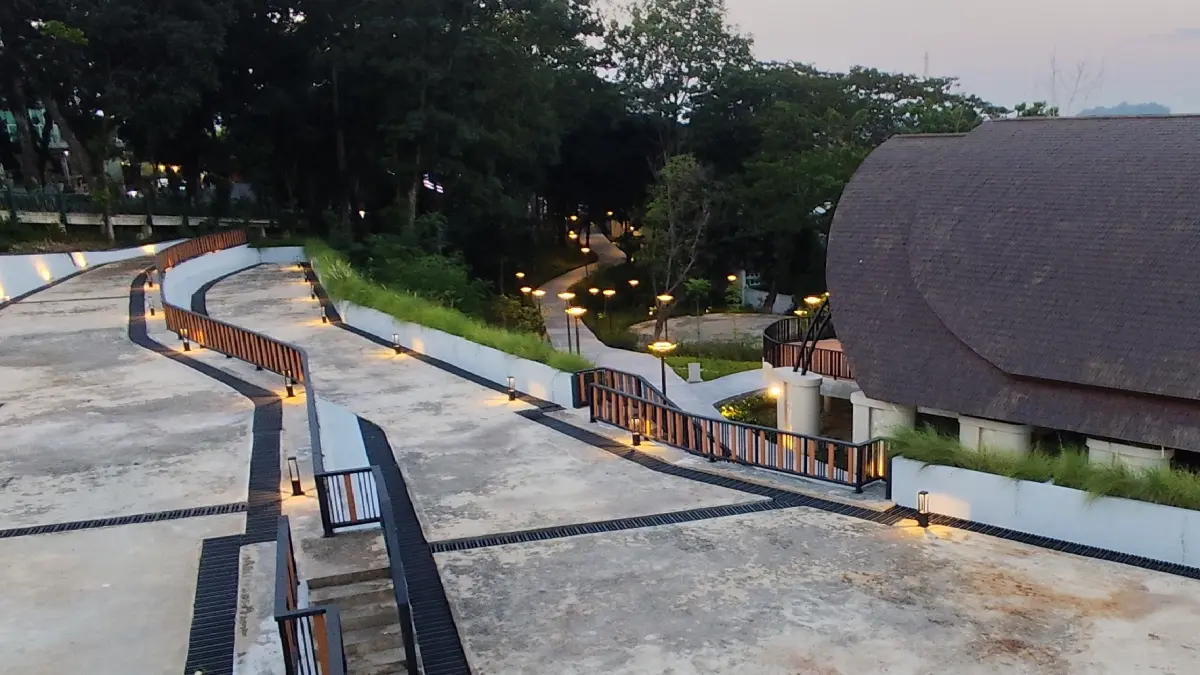 BELUM BERFUNGSI: Taman di samping gedung Balaikota Samarinda hingga kini belum difungsikan padahal terlihat sudah selesai. 
