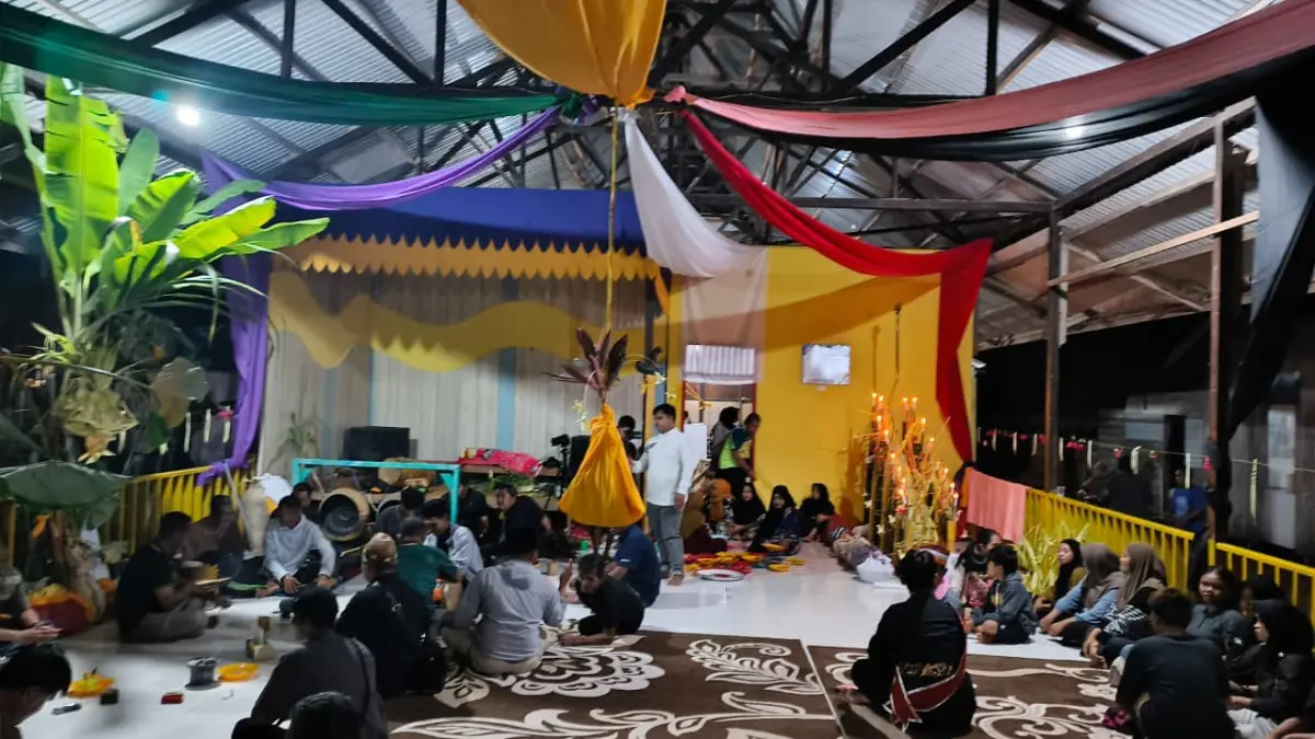 BUDAYA: Ritual awal Belian Semega di Lamin Adat Desa Sekerat, Kecamatan Bengalon, Minggu (5/7) malam. Prosesi sakral ini menjadi pembuka rangkaian Festival Sekerat Nusantara sekaligus mengawali tahapan menuju Ritual Mengolor Perahu Naga. (JUFRIADI/KP)