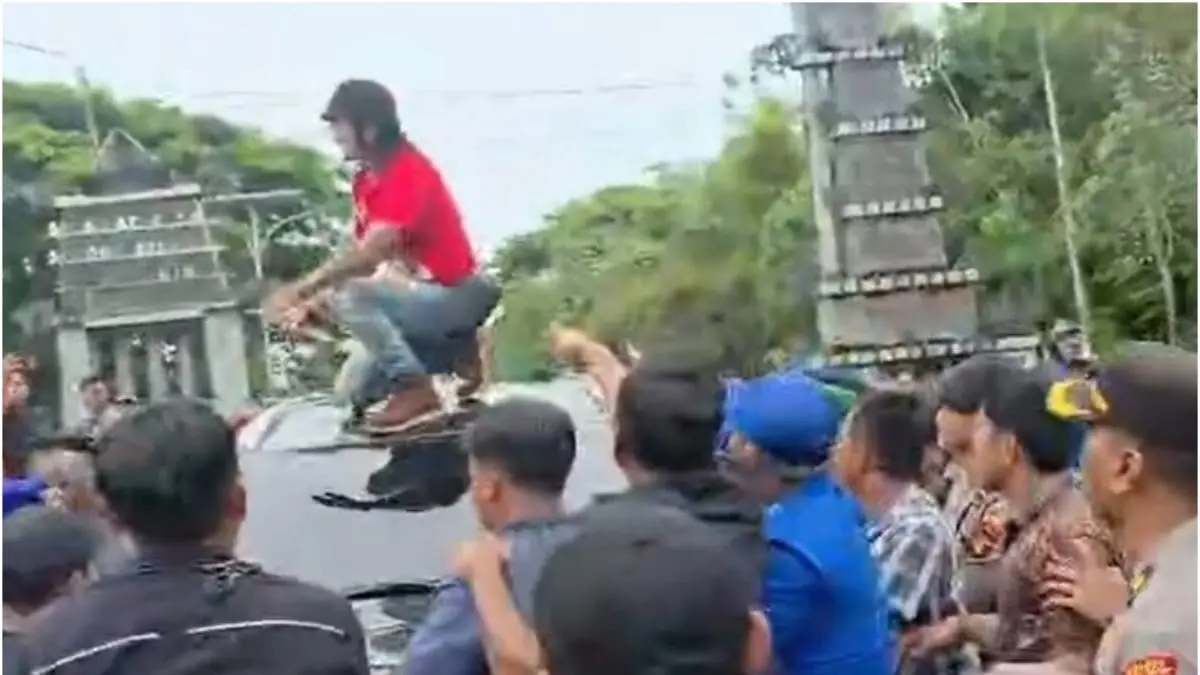 DIADANG: Mobil rombongan UAS yang sempat dihadang sejumlah massa (atas), Mobil Ketua TGM yang mengalami kerusakan akibat dihadang massa (bawah).&nbsp;