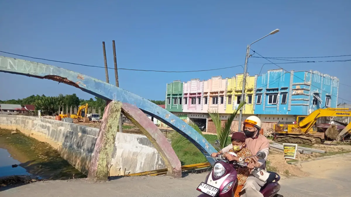 DIKERJAKAN:&nbsp;Kontraktor pemenang tender penurapan sungai yang ada di sekitar Perum Griya Wisata, Bontang Kuala masih terus dikebut hingga batas waktu kontrak. (FOTO: ADIEL KUNDHARA/KP)