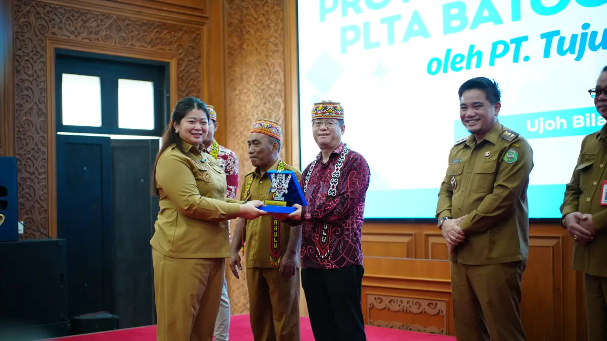 DUKUNGAN: Bupati Mahulu Angela Idang Belawan memberikan plakat kepada perwakilan perusahaan PT TMM usai membuka sosialisasi di Ballroom Lantai III Kantor Bupati, Senin (6/7). (JODY KRISTIANTO/KP)