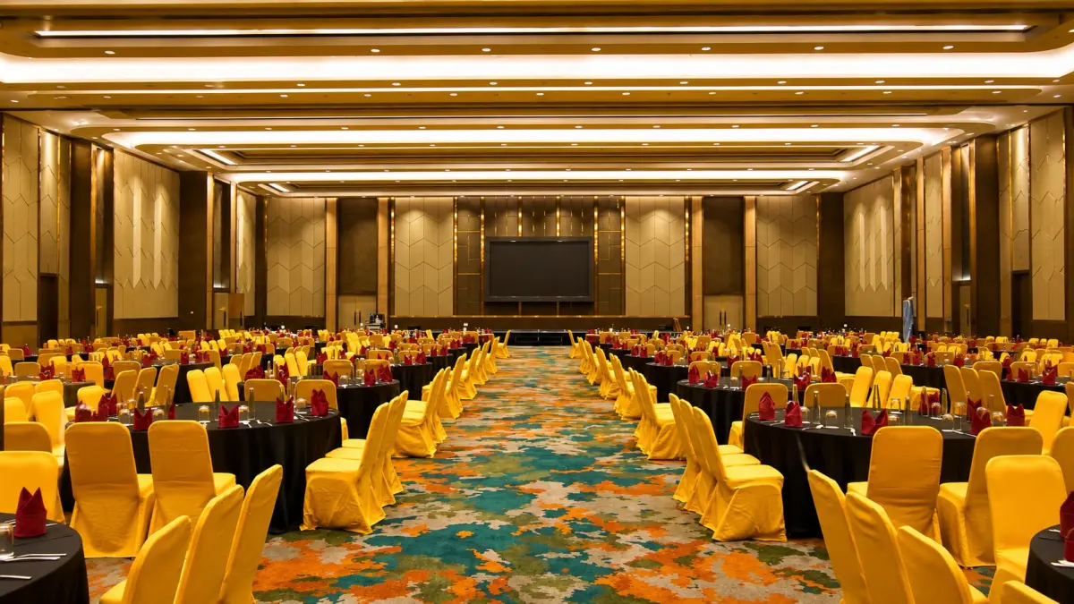 Kartanegara Ballroom di FUGO Hotel Samarinda dengan desain elegan, cocok untuk acara bisnis hingga resepsi pernikahan.