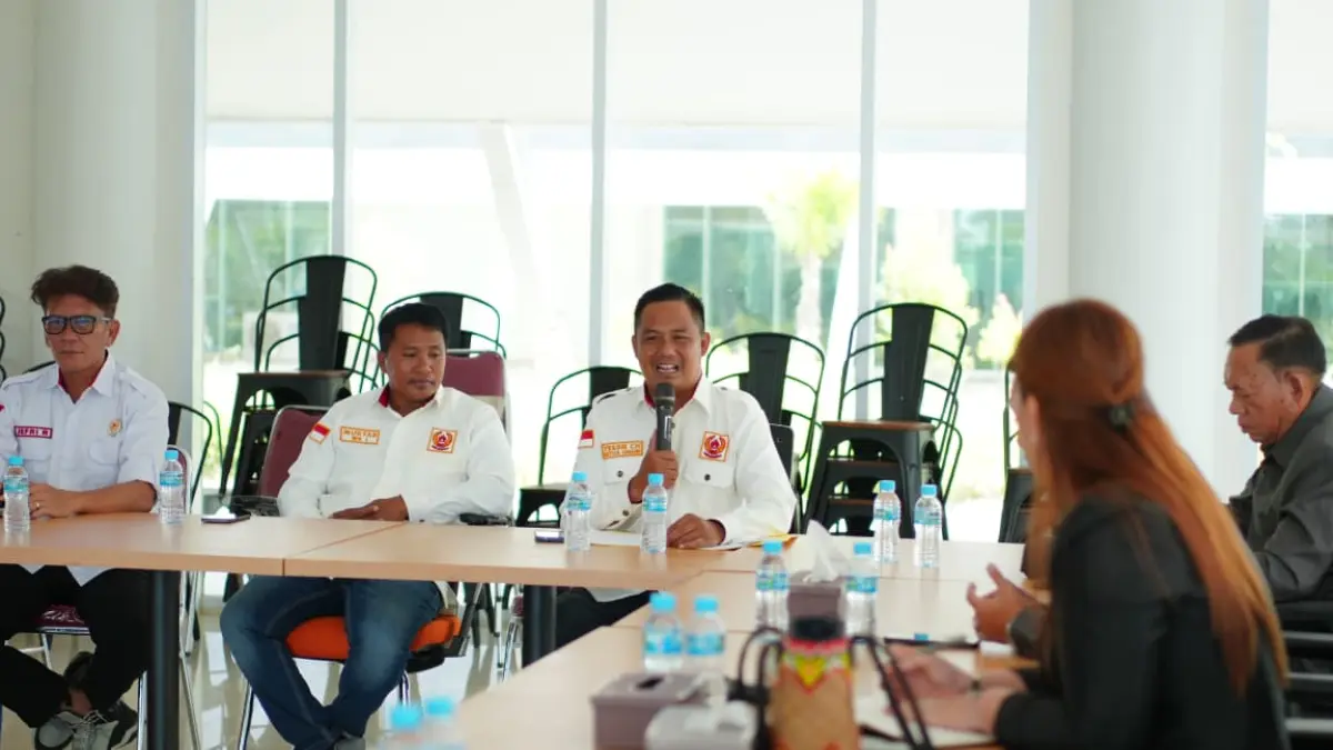 Ketua KONI Mahulu Yessie Christianto saat audiensi dengan DPRD Mahulu, Senin (6/7). (JODY KRISTIANTO/KP)

&nbsp;