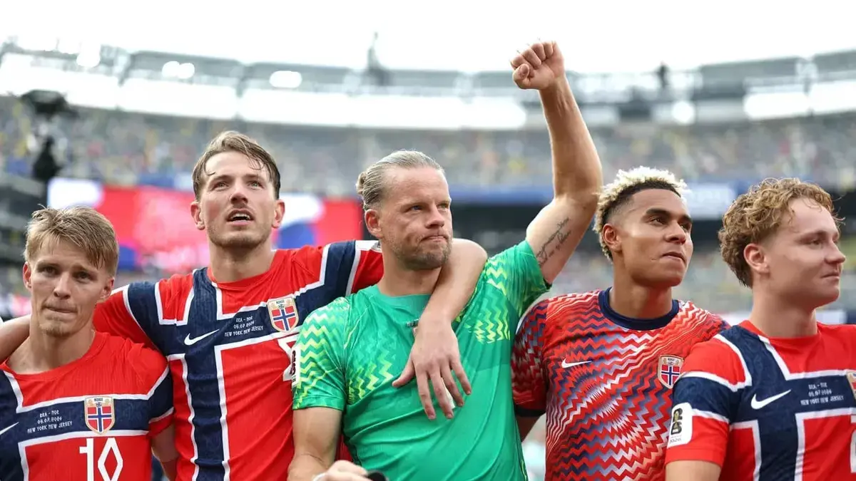 Kiper Norwegia Orjan Nyland (tengah) merayakan kelolosan ke perempat final bersama Sander Berge (kiri) dan Antonio Nusa usai menyingkirkan Brasil. (ELSA/AFP)