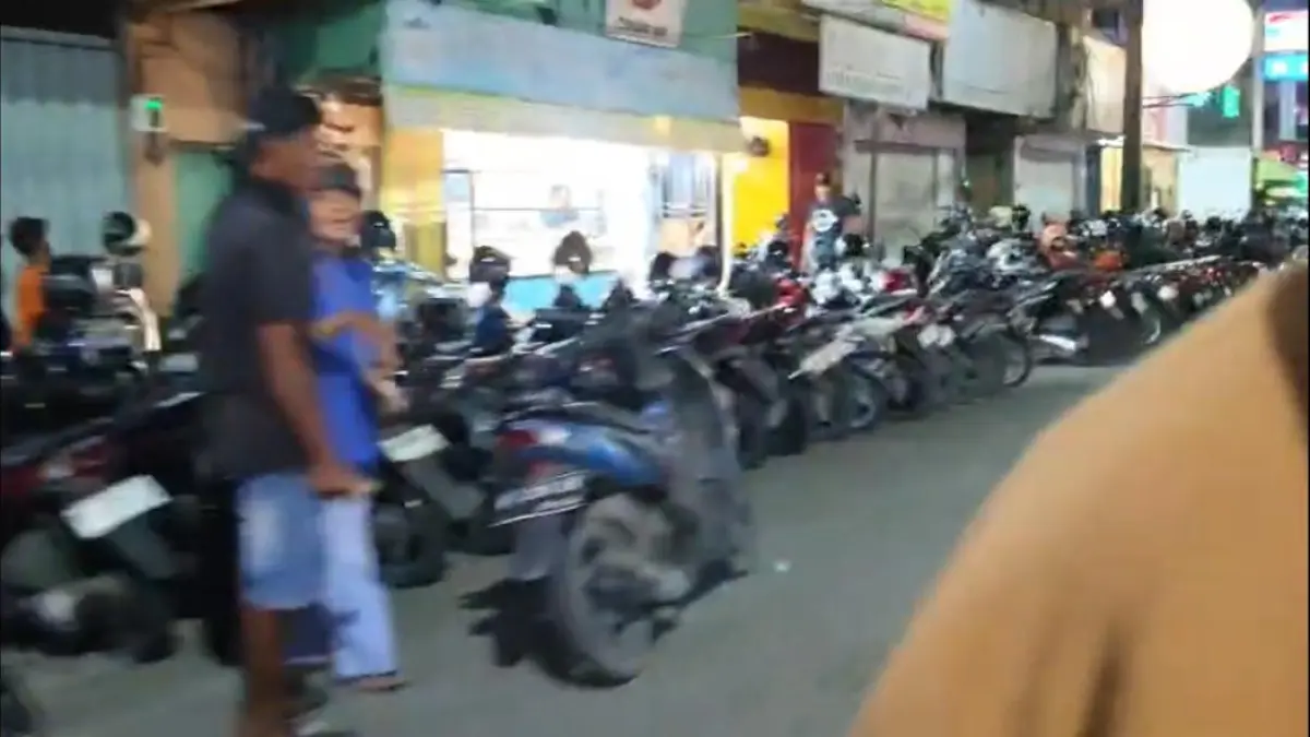 MAKAN BADAN JALAN: Deretan kendaraan roda dua yang memadati bahu jalan di kawasan samping Plaza Balikpapan, Jalan Jenderal Sudirman.