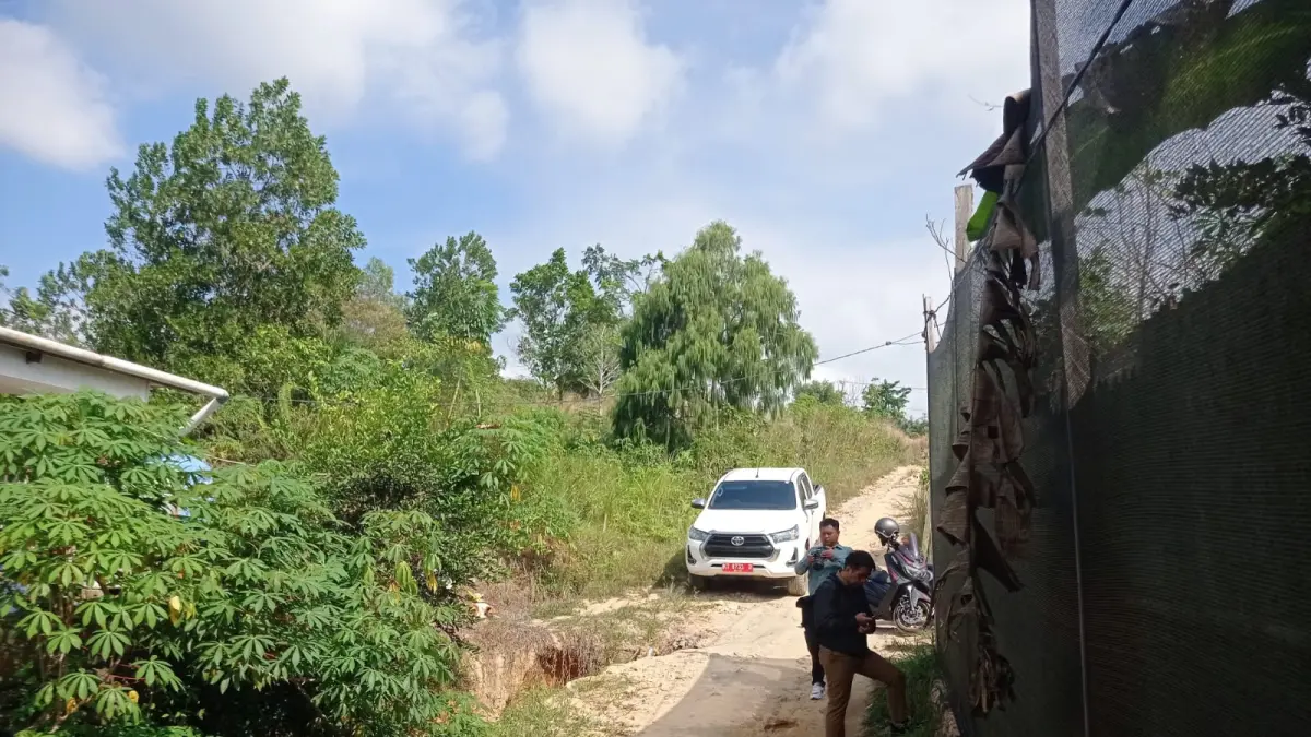 MEMPRIHATINKAN:&nbsp;Kondisi akses Gang Nusantara, RT 1, Kelurahan Kanaan masih berwujud tanah yang membuat warga belum nyaman saat melintas. (ADIEL KUNDHARA/KP)