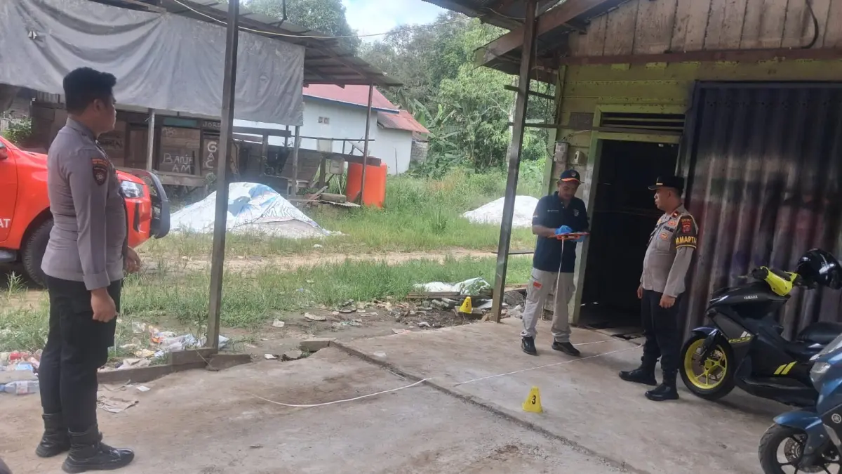 OLAH TKP: Petugas kepolisian dari Polres Kutai Barat saat melakukan olah Tempat Kejadian Perkara di Posko PLN Kampung Mencimai, Kecamatan Barong Tongkok. (IST)