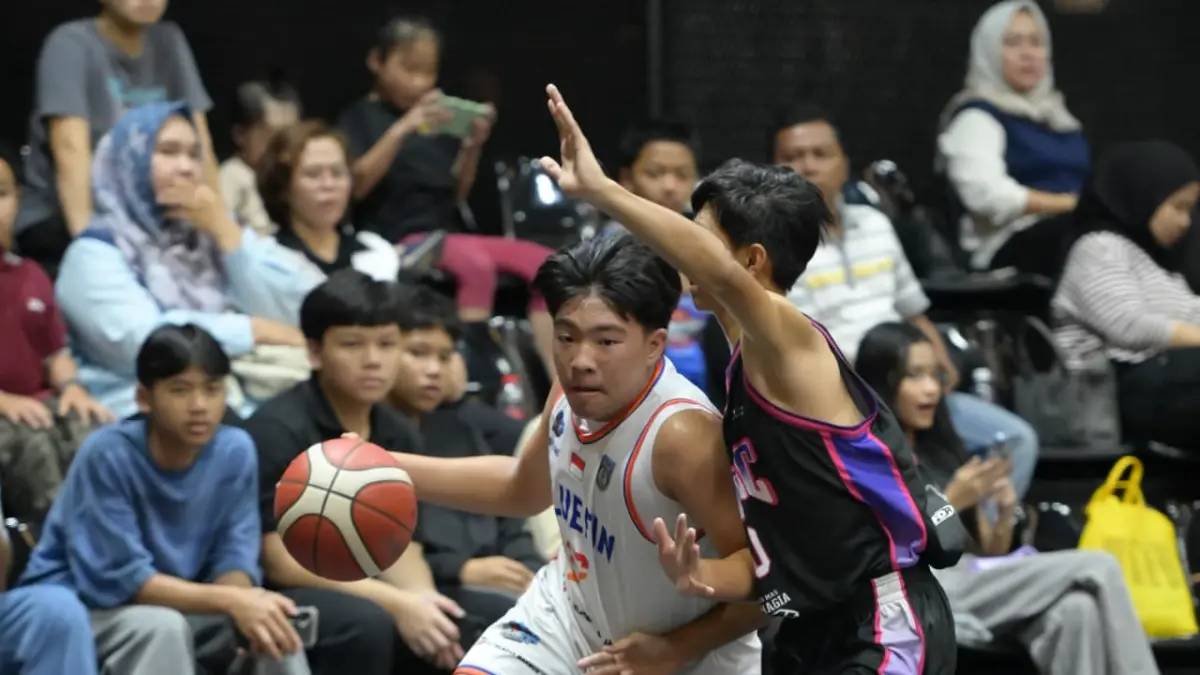 Pemain Bluefin Samarinda, Keanu, berusaha melewati hadangan pemain Sonic Samarinda pada laga kategori U-14 Kejurda Basket Kaltim di Lapangan Basket Korem 091/ASN, Samarinda. (DONI ADITYA/KALTIM POST)