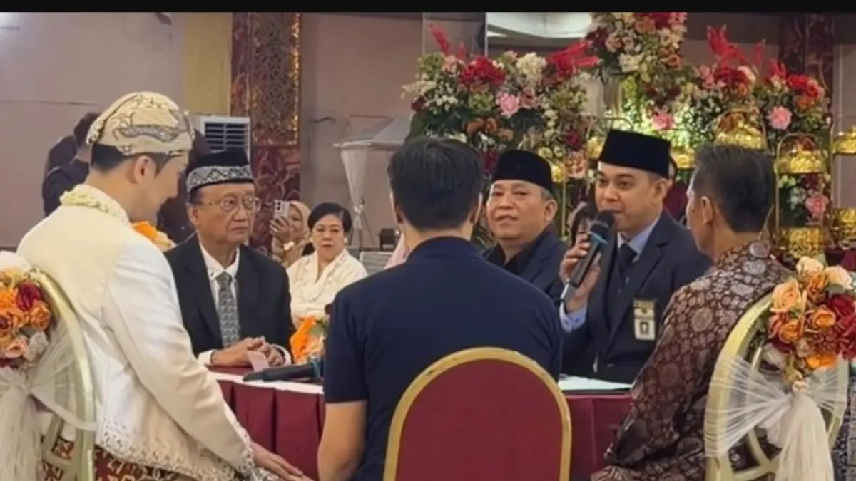 Penghulu KUA Setiabudi, Muhammad Zidni Ilmi, memimpin prosesi akad nikah pasangan WNI dan warga Korea Selatan menggunakan bahasa Indonesia, Inggris, dan Korea. (FOTO: IST)