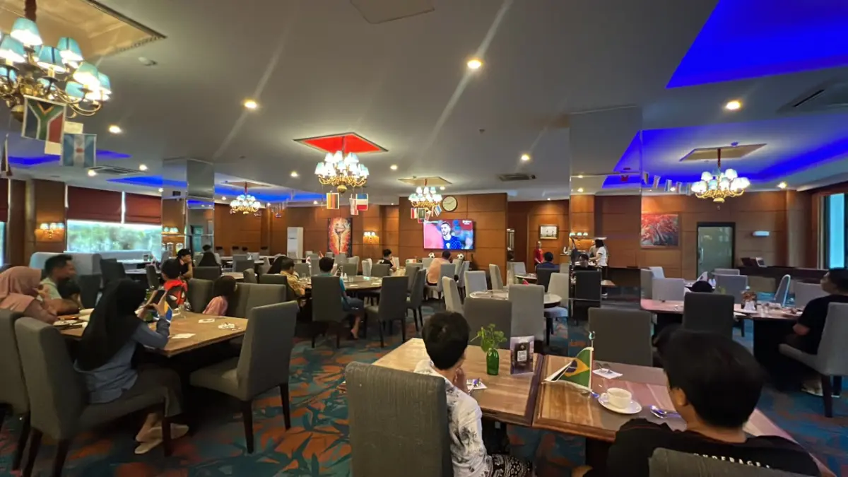 Pengunjung menyaksikan pertandingan FIFA World Cup 2026 di NG Terrace Hotel Bumi Senyiur Samarinda, yang telah mengantongi lisensi resmi TVRI. (Foto: Hotel Bumi Senyiur Samarinda)