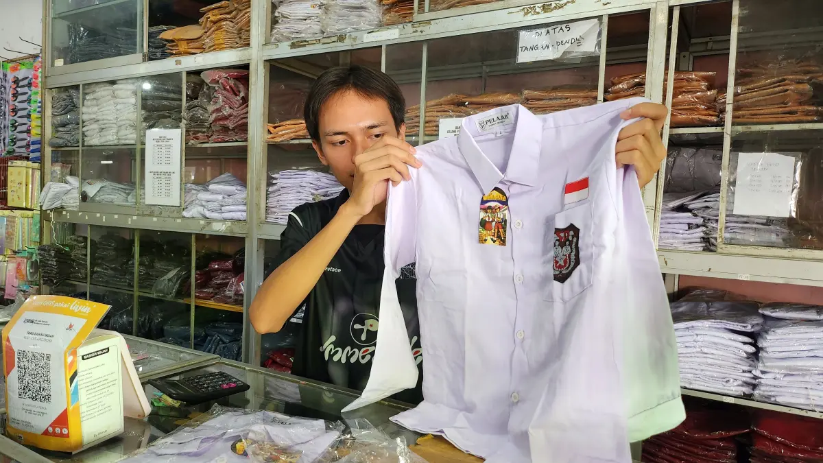 Penjualan seragam sekolah di Balikpapan. (FOTO ULIL/KP)