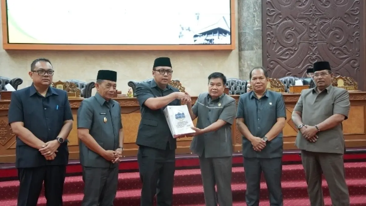 Penyerahan dokumen rancangan KUA- PPAS APBD tahun 2027 oleh Bupati Kutai Barat, Frederick Edwin kepada Ketua DPRD, Ridwai.
