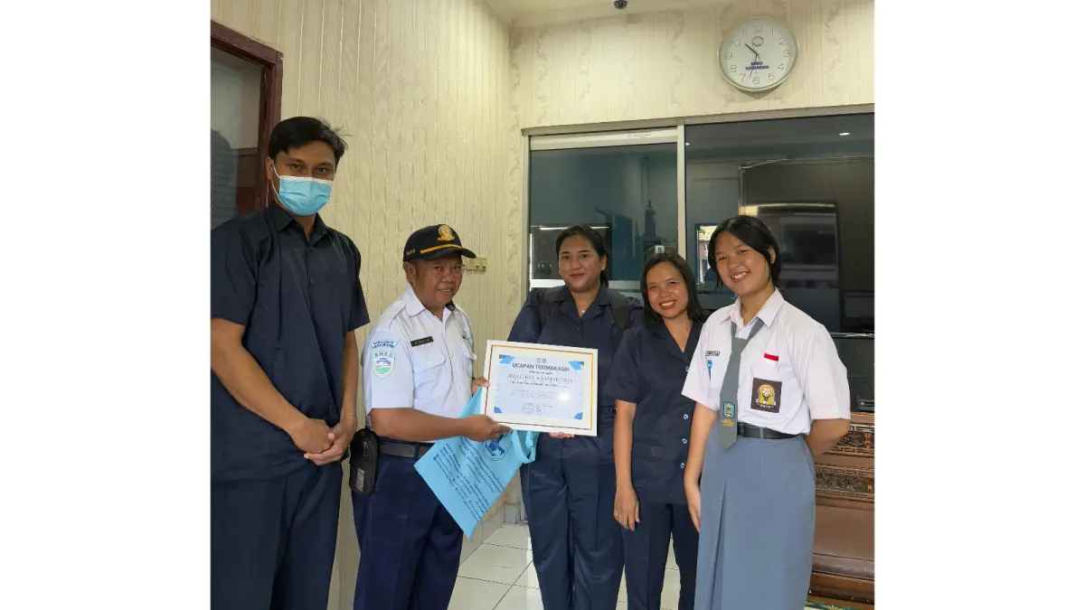 Penyerahan sertifikat kepada siswa SMA Katolik W.R. Soepratman No 020 Samarinda menandai berakhirnya kunjungan edukatif ke BMKG Stasiun Meteorologi APT Pranoto Samarinda dalam rangka mendukung proyek panel surya berbasis STEM. (IST)