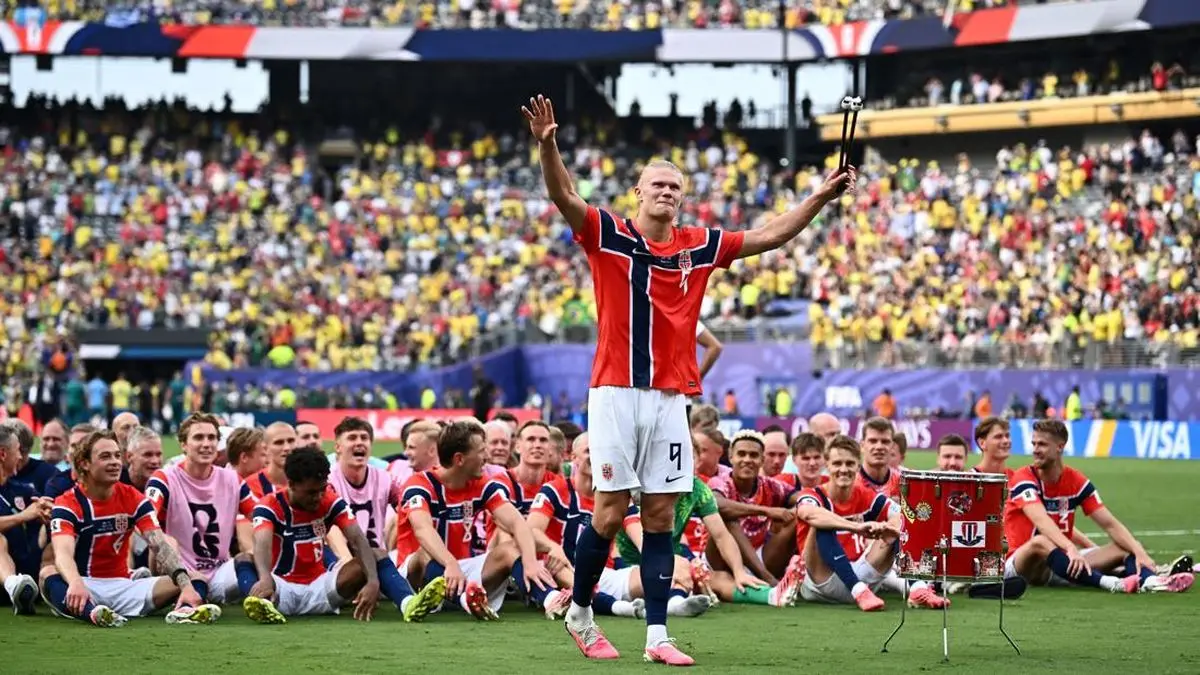 Penyerang Norwegia, Erling Haaland memimpin selebrasi Viking Row. (MAURO PIMENTEL/AFP)

