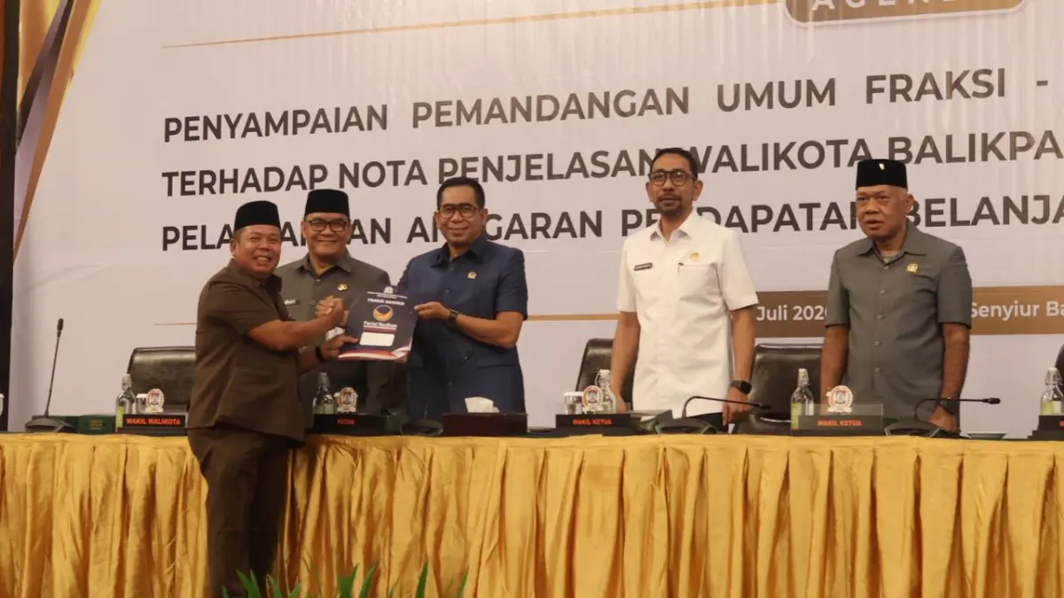 Puryadi mewakili Fraksi NasDem menyerahkan dokumen pemandangan umum atas pelaksanaan APBD 2025.&nbsp;
