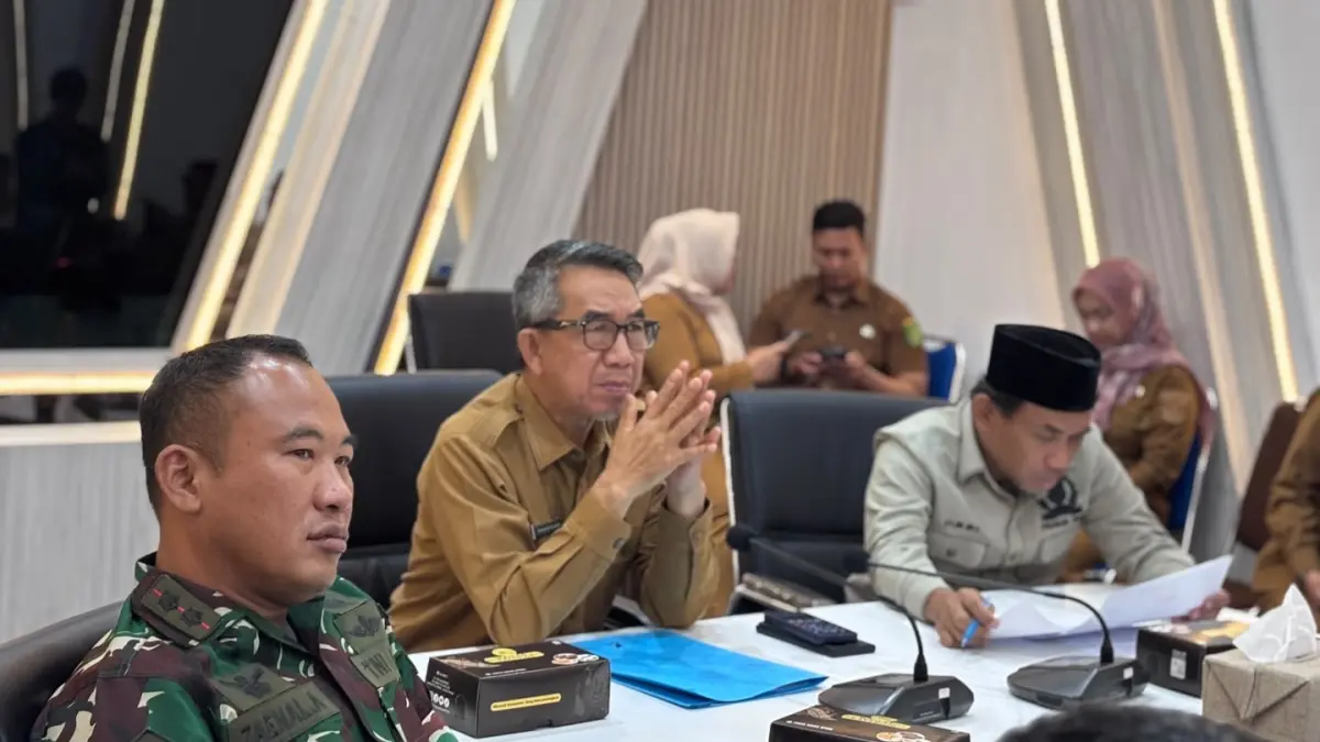 RAPAT: Bupati Kutai Timur Ardiansyah Sulaiman mengikuti rapat koordinasi pengendalian inflasi bersama pemerintah pusat secara virtual, Senin (6/7). (JUFRIADI/KP)
