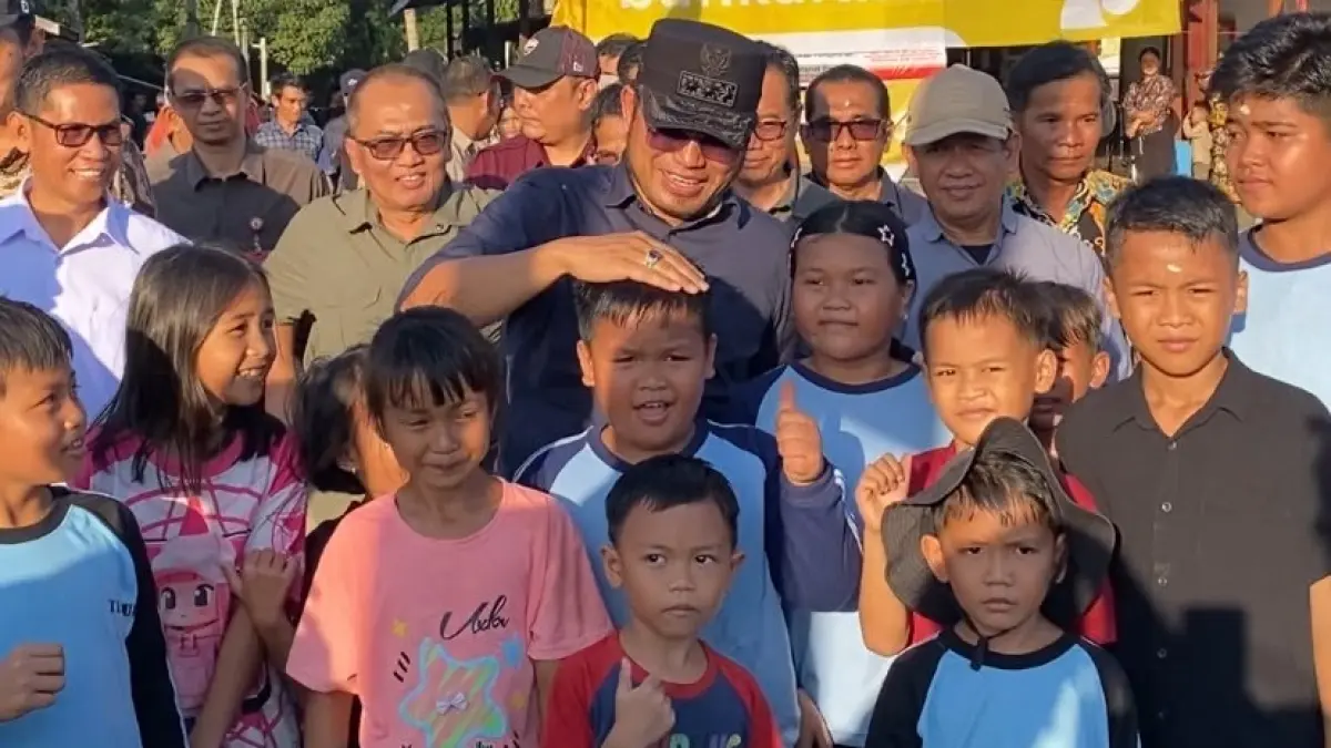 Rudy Mas’ud bersama anak-anak dan warga di Kubar.